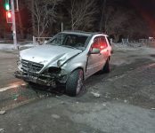 «Mercedes-Benz» снёс дорожное ограждение у остановки «Черёмушная» в Бердске
