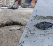Опасный колодец на дороге в Бердске отремонтировали коммунальщики за рекордные три дня