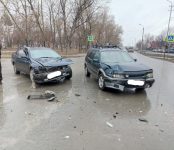 Две иномарки не разъехались без столкновения на перекрёстке в Бердске